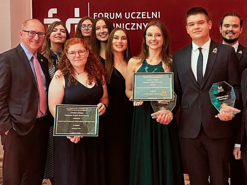 Gala nagród KoKoN organizowana przez Forum Uczelni Technicznych. Rektor PWr z laureatami z PWR Racing Team, Habitat Now oraz Samorządem Studenckim.