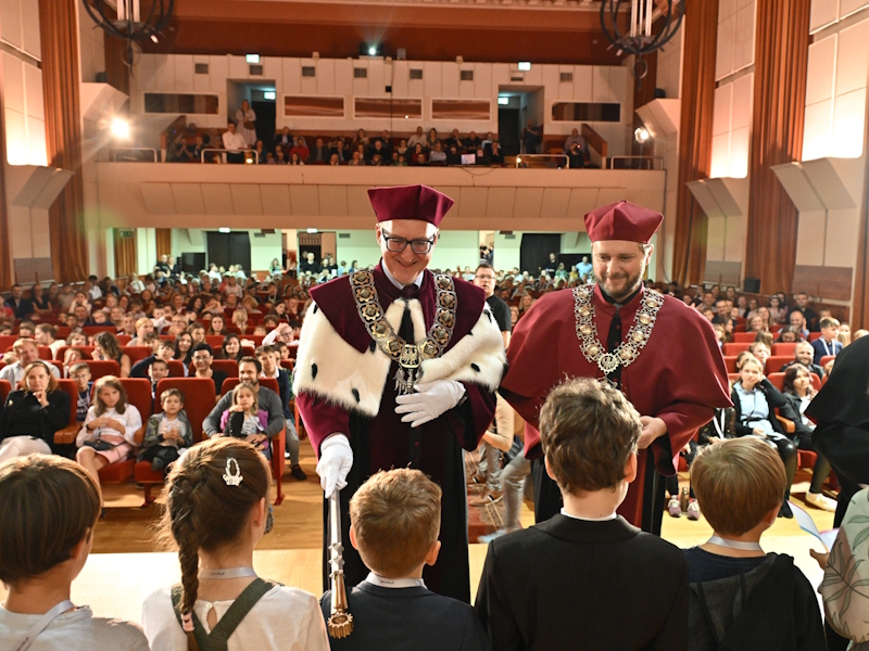 The start of the year at the Academy of Young Explorers. Pictured are Prof. Kamil Staniec, Vice Rector for Education, and Prof. Arkadiusz Wójs, Rector of Wroclaw Tech.