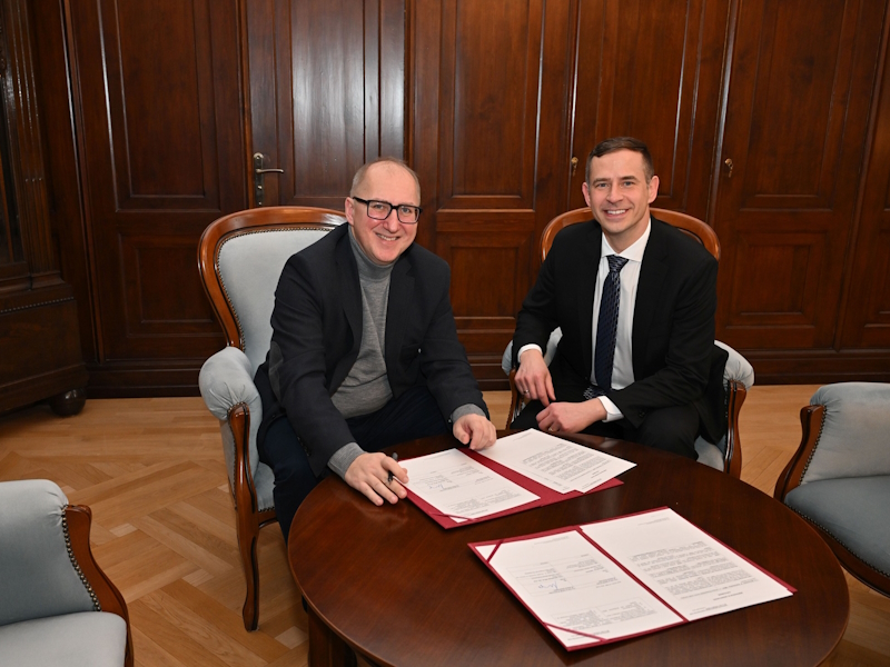 Signing of an agreement with Intel. Pictured are Gregory Anderson, general manager of the Intel plant, and Prof. Arkadiusz Wójs, Wroclaw Tech rector.