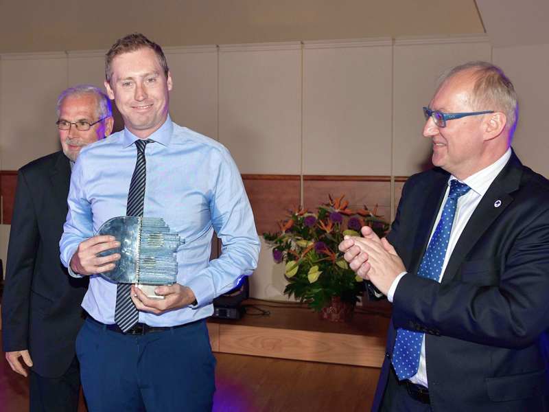 Prof. Samuel Stranks receiving the Lem Prize statuette.